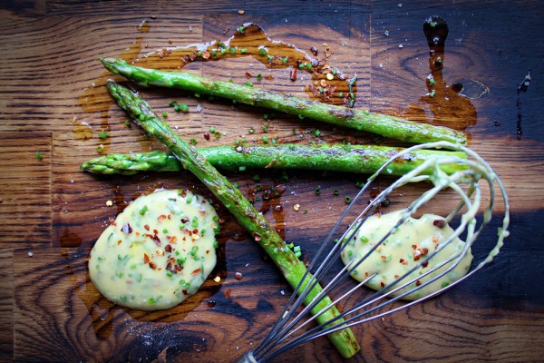 asparagus with chili bearnaise