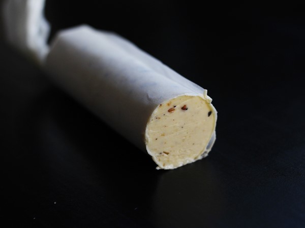 Roll of garlic butter, How to make flavored butter and how to use it. Learn it all at Ateriet.