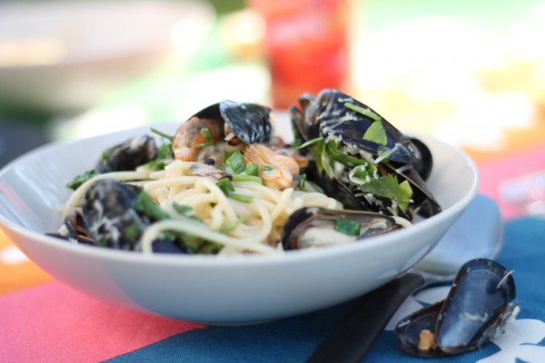 Spaghetti with mussels, cream and garlic