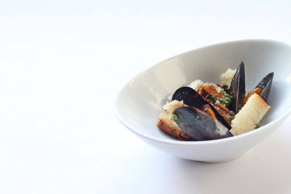 Pan fried Mussels with Croutons and Chives, get this great recipe at Ateriet