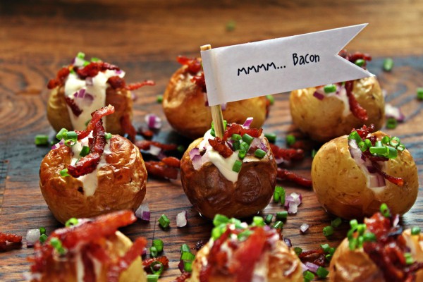 Mini Baked Potatoes with Sour Cream, Bacon and Chives