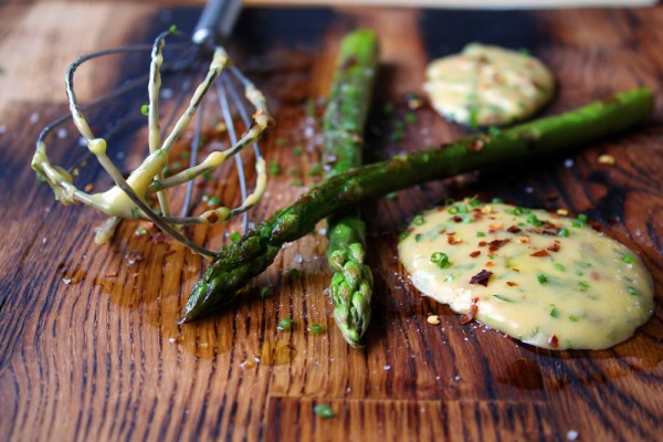 asparagus with chili bearnaise