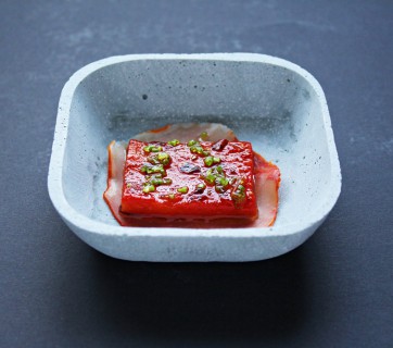 Lomo with roasted red pepper and herbs, a great recipe for a simple tapas, find it at Ateriet.com