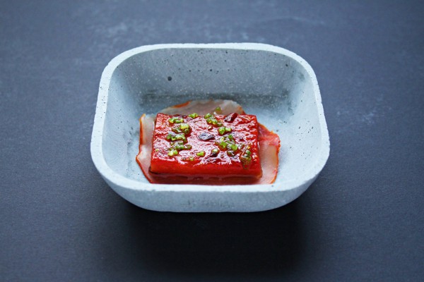 Lomo with roasted red pepper and herbs, a great recipe for a simple tapas, find it at Ateriet.com