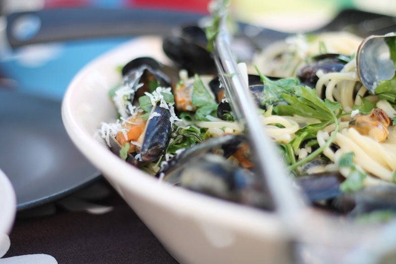 Spaghetti with mussels, cream and garlic