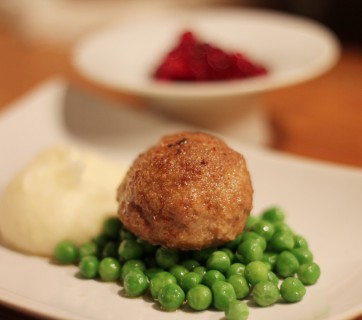 Try making a Wallenbergare, this luxurious Swedish meatball with mashed potatoes and lingonberries. Full recipe at Ateriet.com