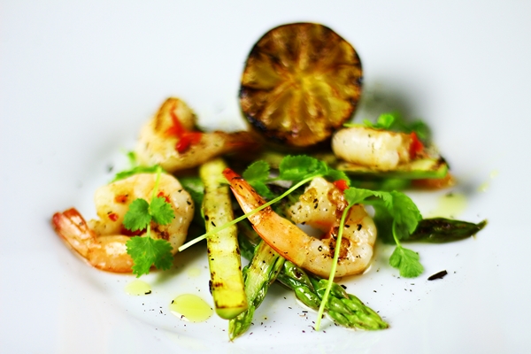 Grilled shrimp with asparagus, cilantro and lime