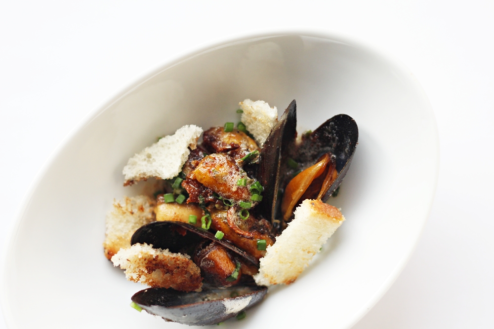 Pan fried Mussels with Croutons and Chives, get this great recipe at Ateriet