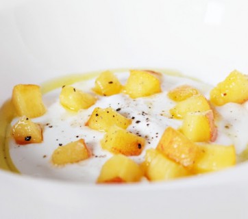 Goat cheese cream with marinated peaches and black pepper