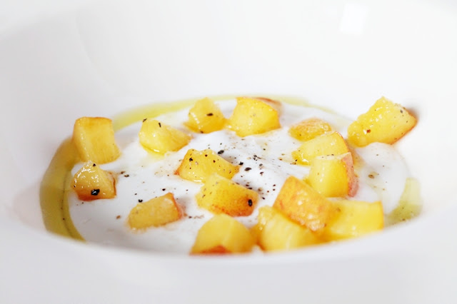 Goat cheese cream with marinated peaches and black pepper