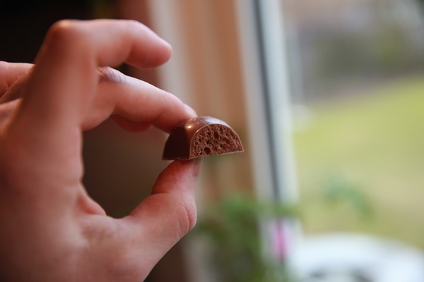 Stratos Chocolate Bar Taste Test - Norwegian Chocolate Packed With Bubbles