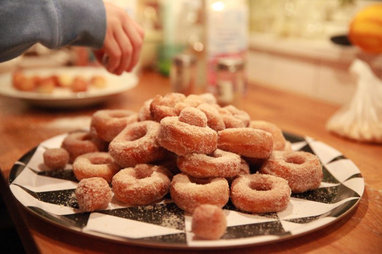 How To Make Mini Doughnuts With Cinnamon and Sugar